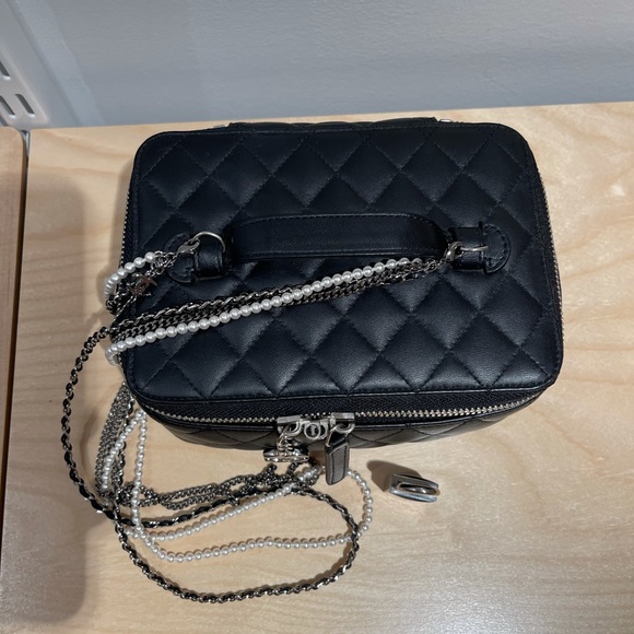 💓SOLD💓Chanel Quilted Lambskin Vanity Makeup Chain Bag - Picture 2 of 14